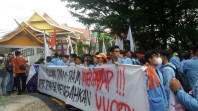 UU Cipta Kerja Disahkan, Ratusan Mahasiswa Unri Demo Gedung DPRD Riau