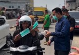 Pemkab Inhu Bagikan Masker Kepada Masyarakat di Pasir Penyu