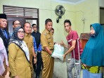 Gelar Penyaluran Beras Tahap 2 di Pulau Lawas, Bupati Kampar Pastikan Bansos Beras Tepat Sasaran