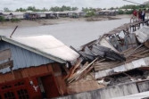 Musibah Tanah Longsor di Kecamatan Tanah Merah Inhil, Sejumlah Rumah Rusak Terjun ke Sungai