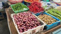 Cabai Merah Tembus Rp60 Ribu per Kilogram, Harga Bawang Justru Turun