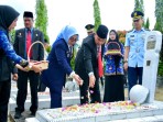 Sempena Harkitnas ke 118, Pemkab Kampar Lakukan Tabur Bunga di TMP Eka Kusuma Bakti