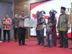 Malam Resepsi Kenegaraan, Bupati Rohil Serahkan Bingkisan  pada Veteran para Juara