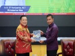 Plt. Gubernur Riau Serahkan Data Pajak Kendaraan kepada Pemkab Kampar