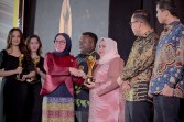 Bupati Kasmarni Raih Penghargaan Bakti Koperasi Nayaka Mahambara 2026