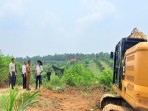 Fasilitasi Masyarakat Buka Lahan Tanpa Membakar, Pemkab Kampar  Pinjamkan Alat Berat