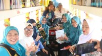 Bunda Literasi Serahkan Pustaka Apung Parit Anak Inhil ke Concong