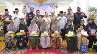 Bupati dan Wabup Rohil Salurkan Bansos Sekaligus Serukan Perang Melawan Narkoba  di Rantau Kopar