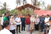 Bupati Asmar Serahkan Santunan Rp61,5 Juta untuk Guru Korban Kebakaran di Meranti
