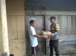 Melalui Jumat Barokah Polsek Singingi Berikan Sembako Bagi Warga Kurang Mampu