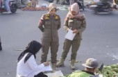 Satpol PP Pekanbaru Layangan SP ke Pedagang Pasar Tumpah di Jalan Ahmad Yani