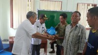 Ratusan Warga Terdampak Penutupan Panglong Arang di Meranti Terima Bantuan Pemkab