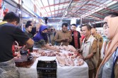 Tim Saber  Sisir Harga  Pangan di Pasar Pagi Arengka