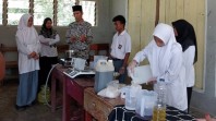 Siswa MAN 5 Kampar Ubah Minyak Jelantah Jadi Biodiesel