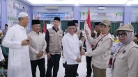 Bupati Rohil Lepas Jemaah Haji di Embarkasi Batam