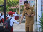 Bahasa Tubuh Guru: Pelajaran yang Tak Pernah Tertulis di Papan Tulis