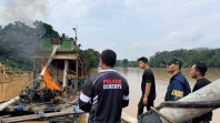 Tak Gentar Diadang Massa, Polda Riau Ratakan Sarana PETI di Sungai Kuantan