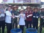 Wakil Bupati Kampar Panen Raya Ikan Patin Di Kolam Battalyon Infanteri 132/Bima Sakti, Wabub: Sinergi Pemerintah Daerah dan TNI Dalam Perikanan Kabupaten Kampar