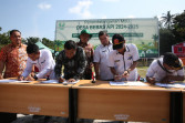 Lima Desa di Pelalawan Teken MoU Bersama Asian Agri Desa Bebas Api Periode 2024-2025