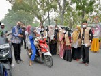 Bukan Hanya Dengan Himbauan Tapi Bunda PAUD Kabupaten Kampar Turun Langsung Membagikan Masker Kepada Masyarakat