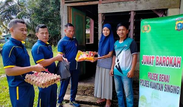 Melalui Jumat Barokah, Kapolsek Benai Bagikan Sembako kepada Masyarakat