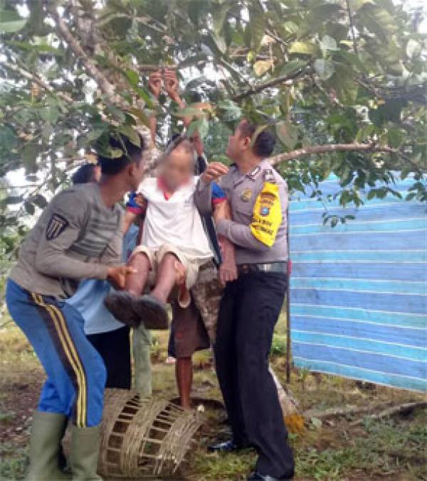 Warga Inhil Ini Lemas Tak Berdaya Usai Lihat Ayah Tewas Gantung diri di Pohon Melinjo