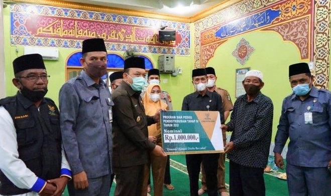 Salurkan Rp202 Juta Zakat Konsumtif di Kandis, Ini Dua Pesan Wakil Bupati Siak 