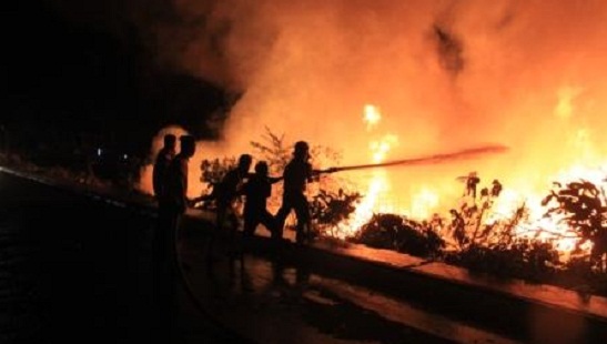 Kebakaran Hebat di Gudang Tangki Air, 14 Armada Damkar Dikerahkan Malam Tadi