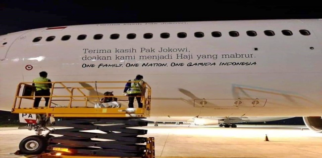Protes Soal Tulisan 'Terima Kasih Pak Jokowi' di Pesawat Garuda Pengangkut Jamaah Haji, Netizen: Ya Allah, kok gini amat ya...