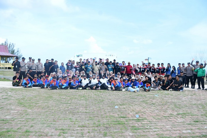 Ratusan Warga Kolaborasi Bersihkan Pantai Selat Baru