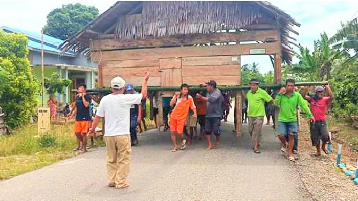 Stress! Gagal Jadi Anggota Dewan, Seorang Caleg 'Usir' Warga dari Lahannya, Rumah pun Digotong Ramai-ramai