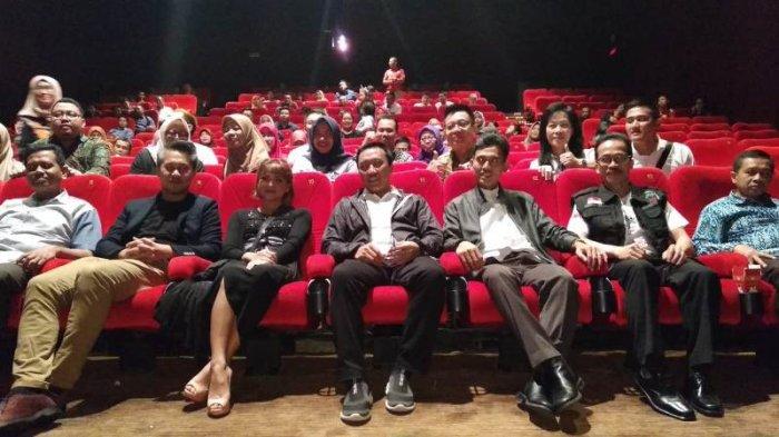 Sempat Bikin Heboh, Menpora Cabut Imbauan Nyanyi Kebangsaan di Bioskop, Elektabilitas Jokowi Semakin Tergerus