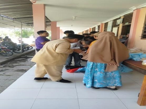 Meski Sekolah Sudah Libur, MTs Daarussalam Tetap Bagikan Menu MBG
