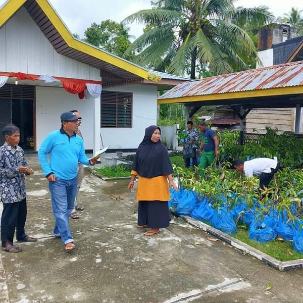 Ribuan Bibit Produktif Diterima Warga Desa Rokan Koto Ruang-Rohul