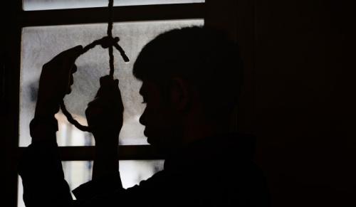 Bertengkar dengan Pacar, Adi Gantung Diri Sampai Mati di Kamar Mandi