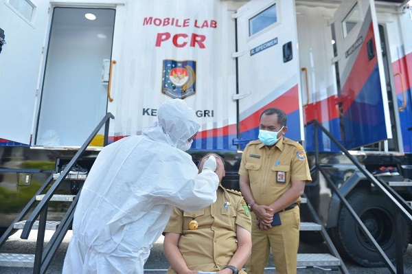 Mobil Tes PCR Bantuan Mendagri Langsung Digunakan Periksa 24 Pegawai Pemprov Riau