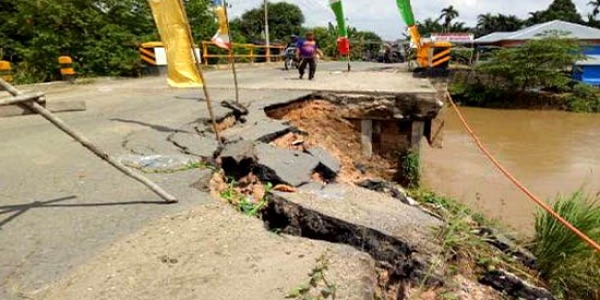 Jalan Lintas Rengat - Tembilahan  di Talang Jerinjing Nyaris Putus, Mobil CPO Diminta Tidak Melintas