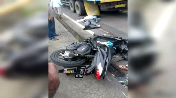ASTAGA...Gagal Nyalip, Motor Tabrak Rambu Jalan, Surahman Terjatuh, Kepala Dilindas Dump Truk, Pecah
