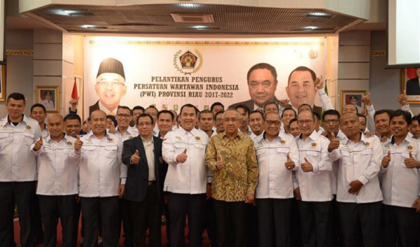 Lantik Pengurus PWI Riau, Ini Pesan Hendry CH