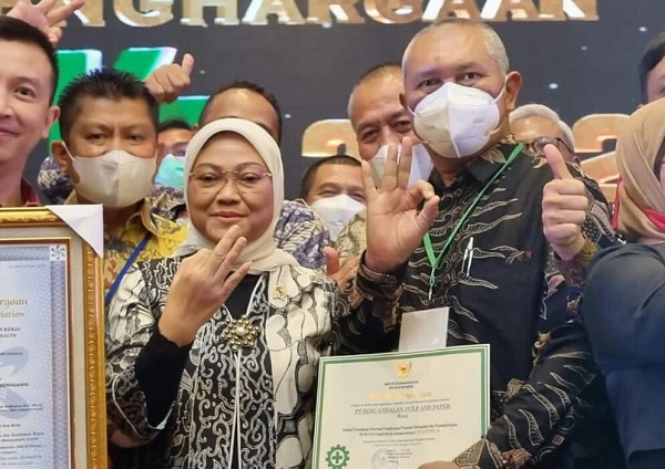 Menteri Ida Fauziah Serahkan Penghargaan Atas Konsistensi RAPP dalam Penerapan K3