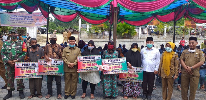 Bupati Sisir Desa-desa di Bunut Serahkan BLT-DD, Setiap KK Terima Rp 1,8 Juta 