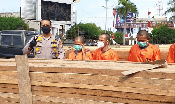 Angkut Kayu Diduga Hasil Illegal Logging, 4 Orang Diamankan di Dumai