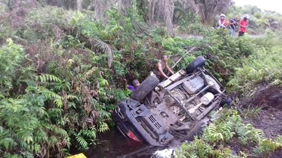 Kejar Mobil Bupati Saat Hujan, Kendaraan Dinas Satpol PP Siak Telungkup ke Dalam Parit