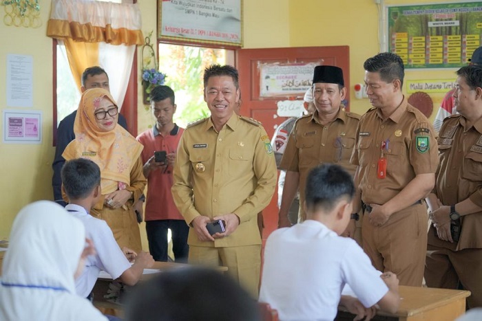 Afrizal Sintong Tinjau Pelaksanaan UAS Di SMP 1 Bangko, Bupati Berikan Motivasi Ke Siswa