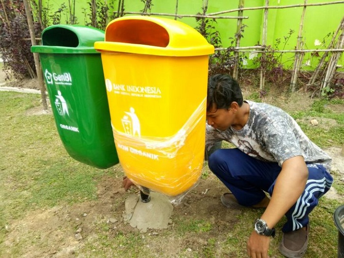 Dukung Indonesia Bersih, GenBi Riau Pasang Tong Sampah di RTH Kaca Mayang