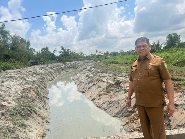 Air Mulai Kering, PUTR Rohil Lanjutkan Pengerukan Saluran Air dari Jalan Pelabuhan Baru Menuju Kampung Nelayan