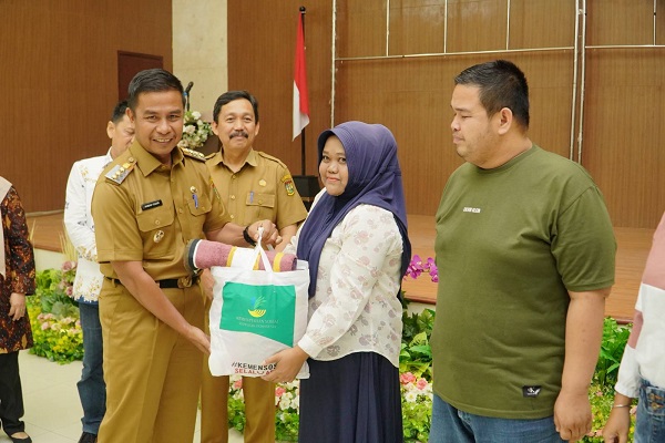 Bupati Kampar Salurkan Bantuan ATENSI Bagi Kelompok Rentan dan Eks Napi Bersama Kemensos RI Sentra Handayani