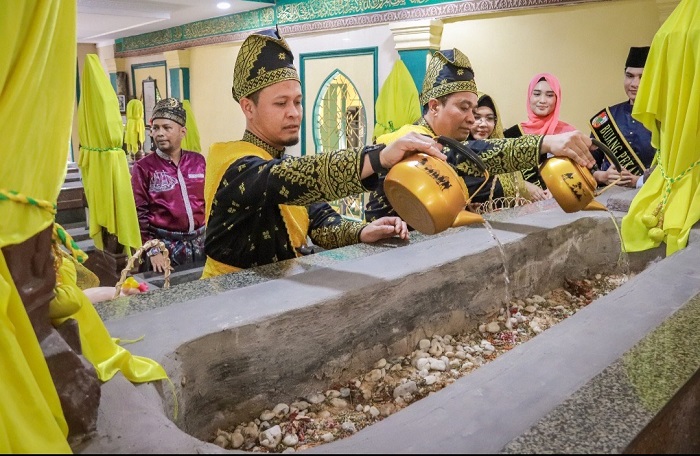 Agung Ziarah ke Makam Pendiri Pekanbaru