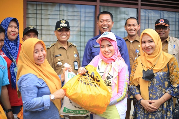 Raja Rilla Salurkan Bantuan ke Korban Banjir di Bantaran Sungai Sail