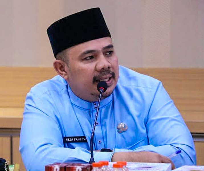 Tim DLHK Pekanbaru Evakuasi Pohon Besar Nyaris Tumbang di Jalan Darma Bhakti